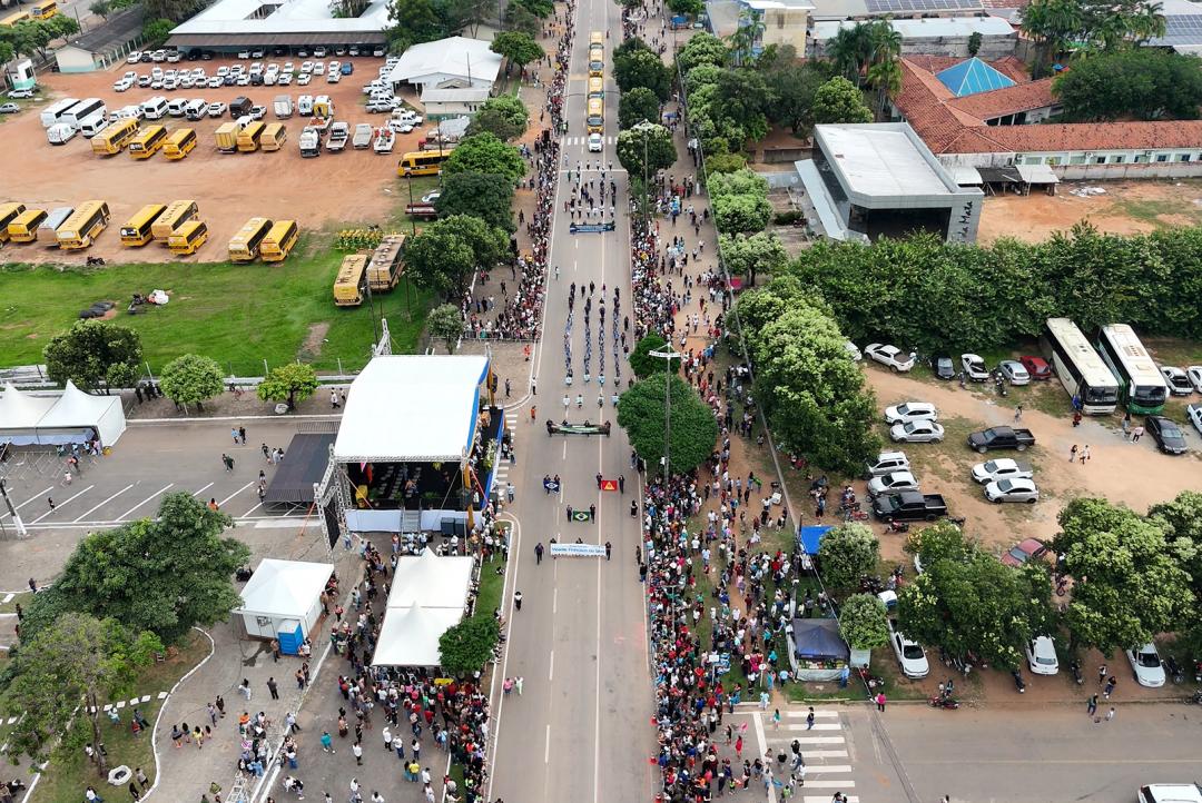 Desfile cívico reúne multidão na Avenida Ariosto da Riva durante comemoração dos 50 anos de Alta Floresta