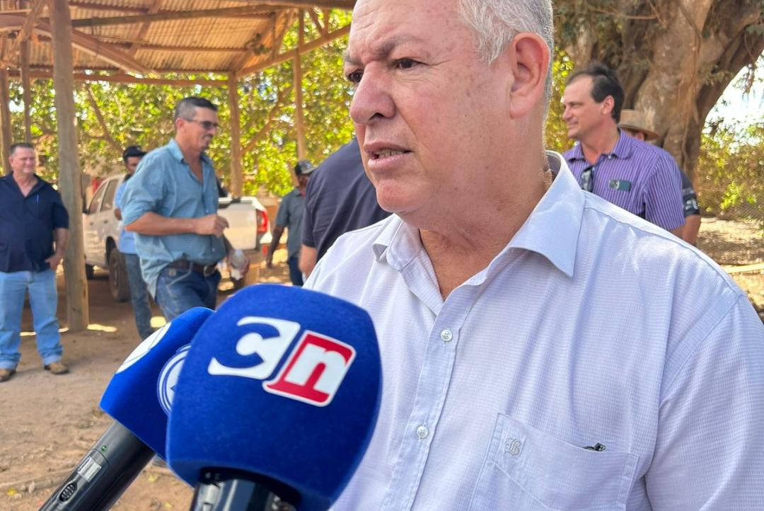 Moradores e produtores bloqueiam MT-208 e cobram asfalto prometido há décadas
