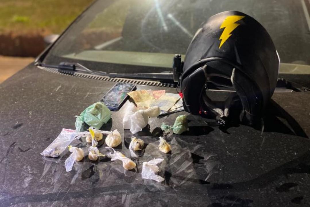 Homem é preso por tráfico após tentar jogar droga por cima de muro em Alta Floresta