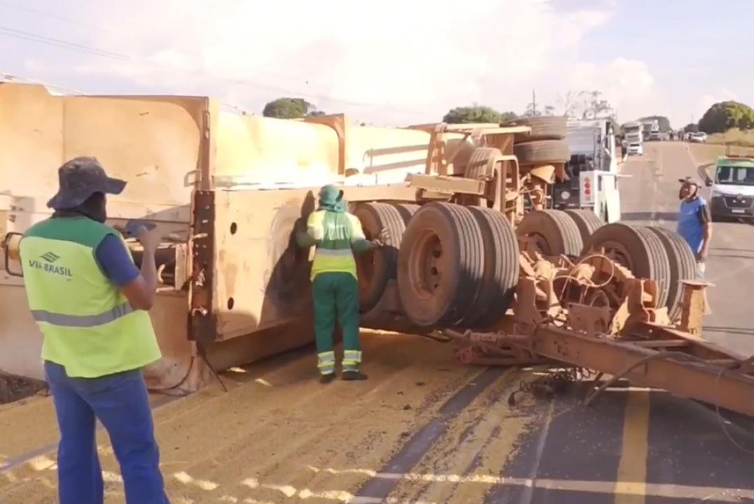 Vagão de carreta se solta, atinge caminhão e deixa motorista ferido na MT-320