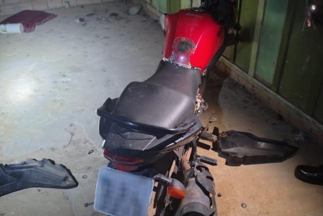 Motocicleta furtada é encontrada desmontada em propriedade rural de Carlinda