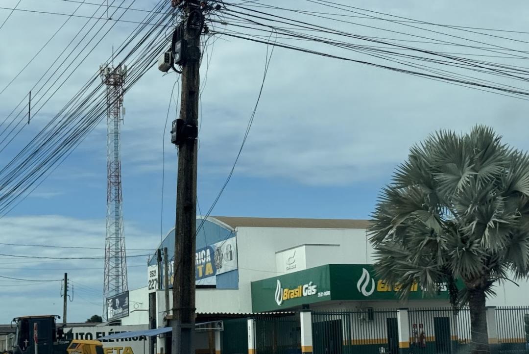 Alta Floresta deve receber operação para retirada de cabos irregulares em postes no segundo semestre