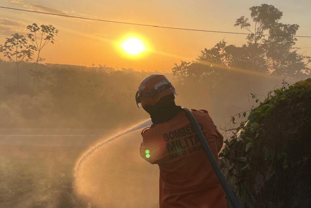 Corpo de Bombeiros combate incêndio em terreno no bairro Cidade Bela