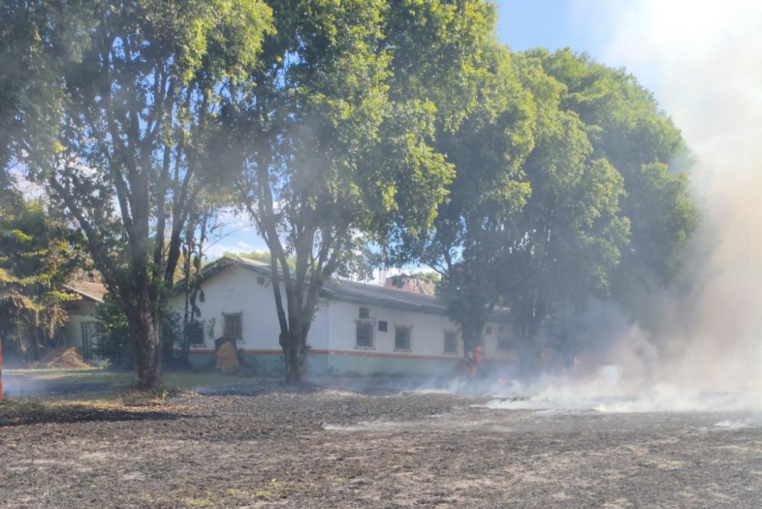 Incêndio em terreno da antiga Prefeitura mobiliza Corpo de Bombeiros em Alta Floresta