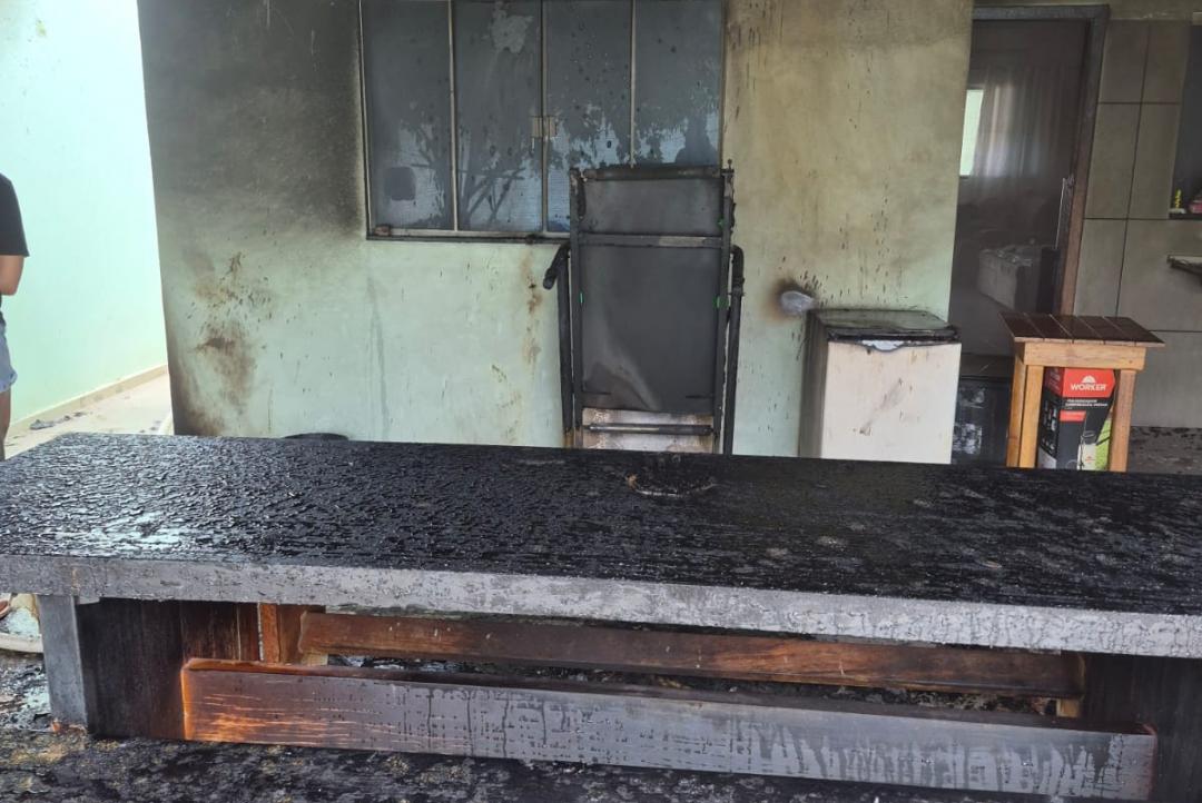 Homem sofre queimaduras após tentar acender churrasqueira com álcool e incêndio atingir residência em Alta Floresta