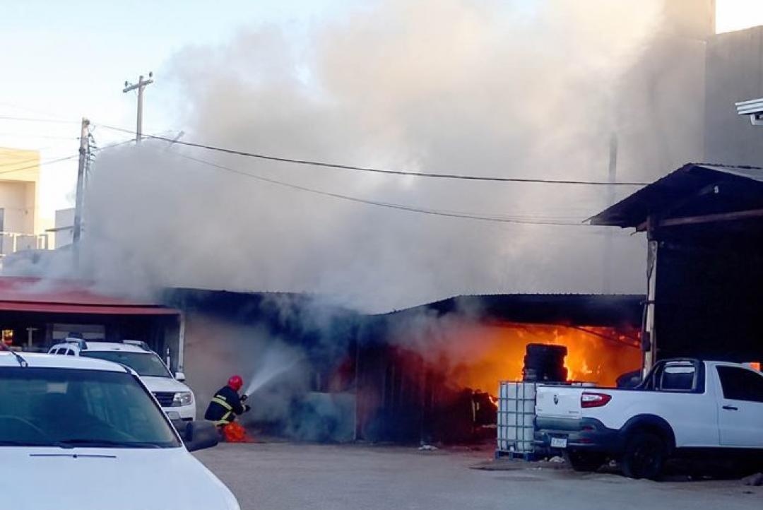 Incêndio destrói escritório e equipamentos em garagem de veículos em Alta Floresta
