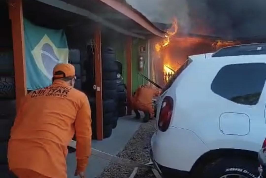Incêndio destrói escritório em garagem e causa grande prejuízo em Alta Floresta