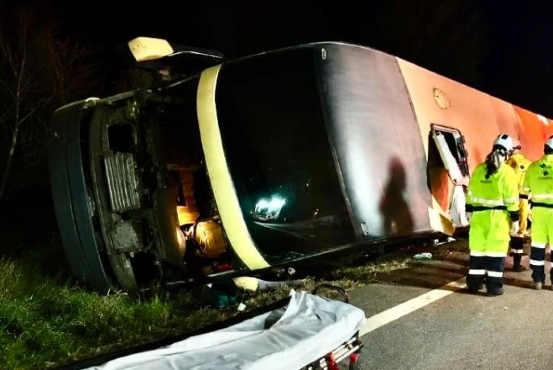 Ônibus que fazia linha entre Cuiabá e Alta Floresta tomba na BR-163 e deixa nove feridos