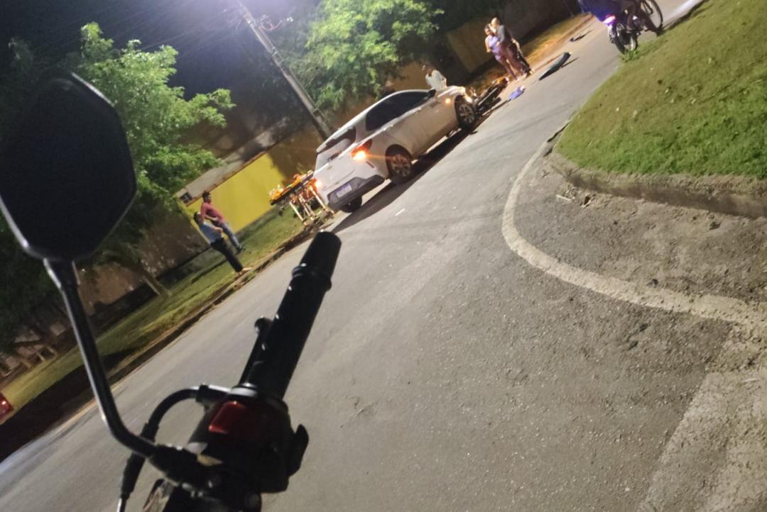 Motociclista fica ferido após acidente em cruzamento 