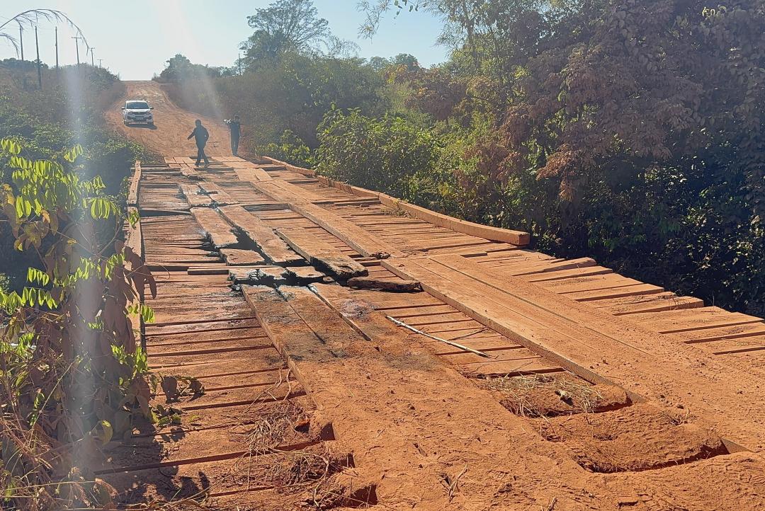Ponte parcialmente destruída por incêndio volta a expor abandono na MT-325 e revolta moradores da Comunidade Sol Nascente.