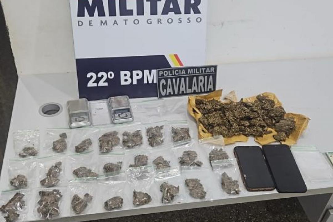 PM prende dois suspeitos de integrar facção e apreende drogas escondidas em quintal de residência em Peixoto de Azevedo.
