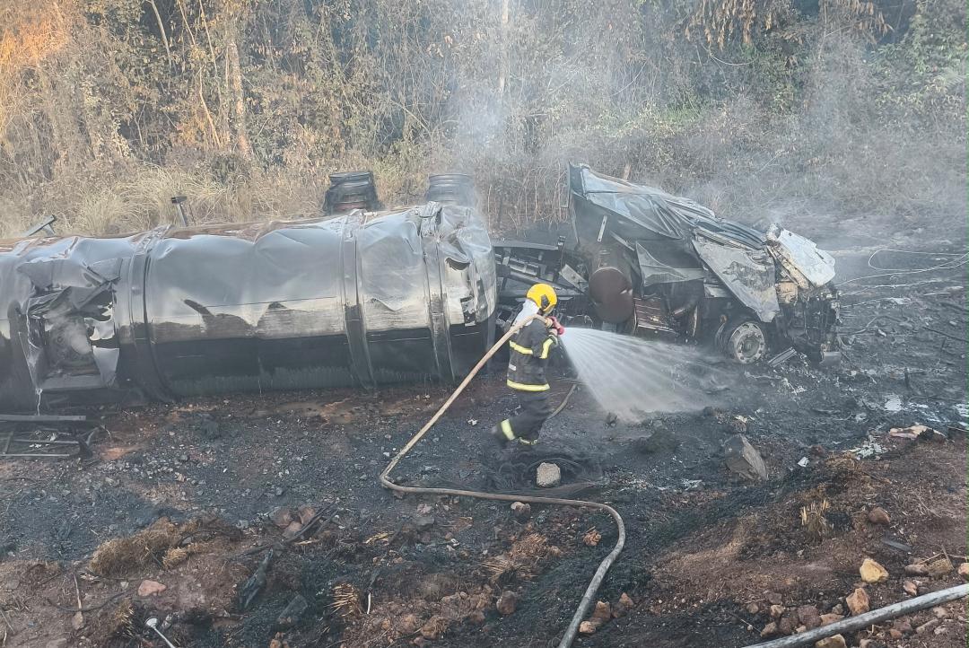 Carreta carregada com óleo diesel tomba, pega fogo e mobiliza Corpo de Bombeiros por cerca de quatro horas na BR-163.