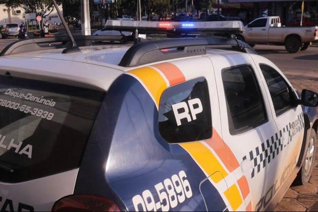 Homem em surto psicótico é contido por trabalhadores e levado ao hospital com apoio da PM