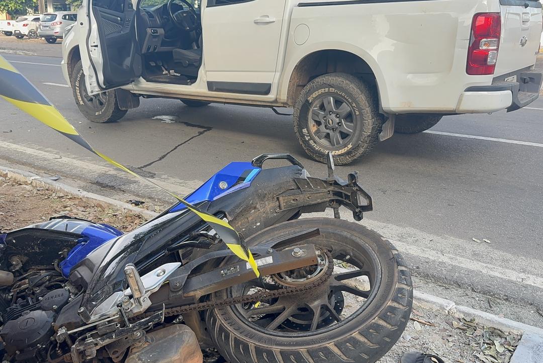 Após colisão entre moto e caminhonete, jovem fica ferido e é socorrido.