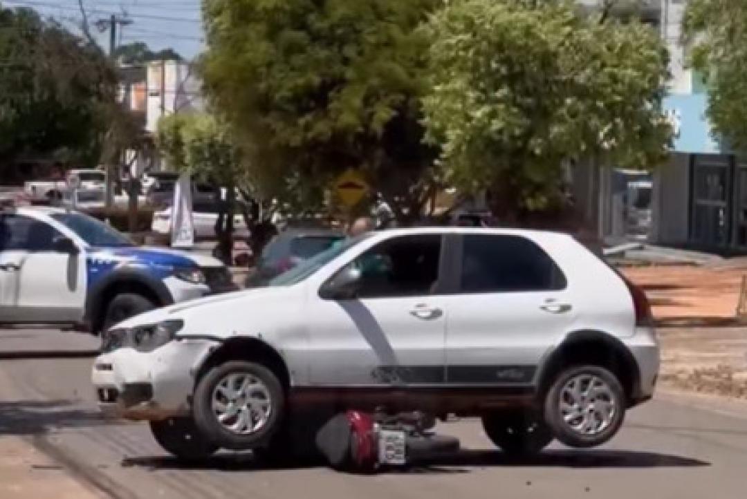 Motociclista fica ferida após colisão em cruzamento; moto parou embaixo de carro em Alta Floresta