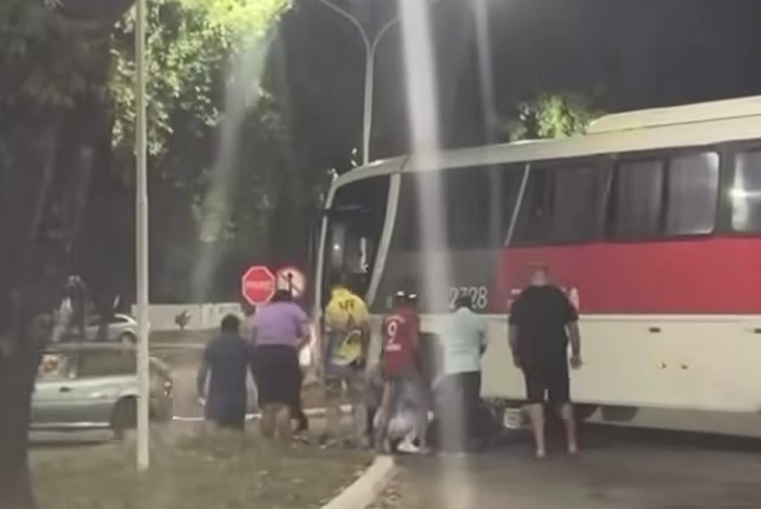 Motociclista fica ferido após bater contra ônibus durante conversão em avenida de Alta Floresta