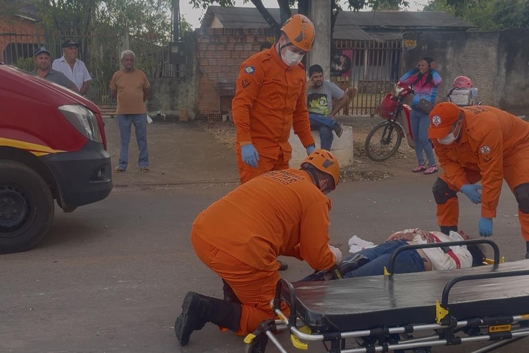 Mulher fica gravemente ferida após colisão de moto com placa de sinalização.