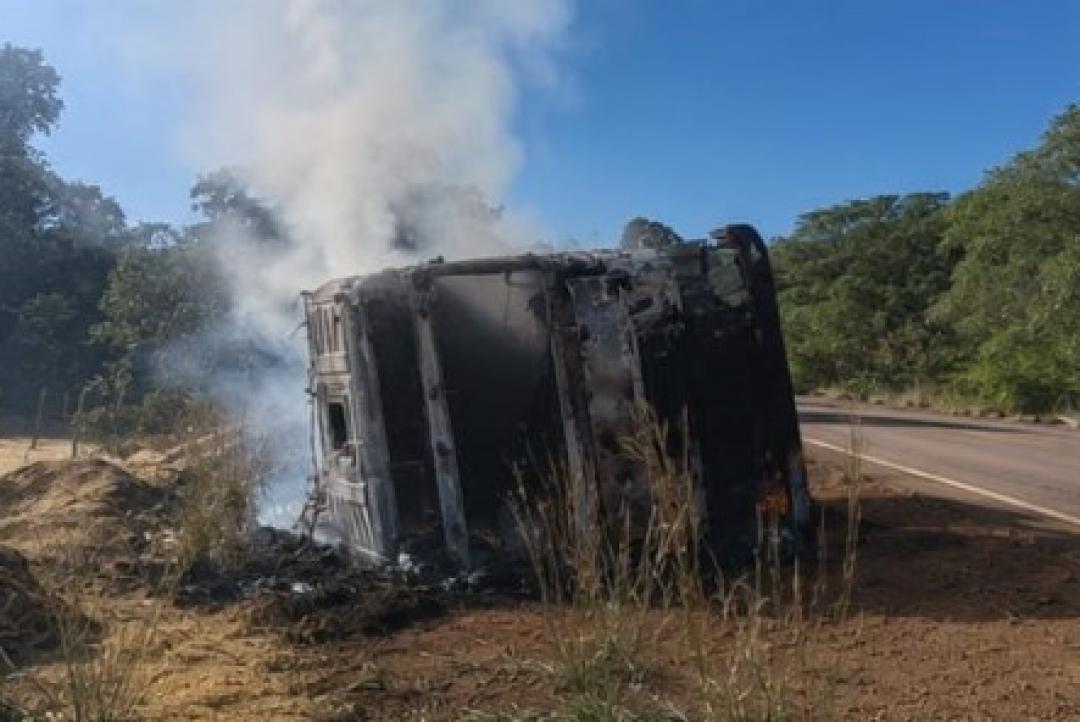 Motorista é socorrido após veículo tombar e pegar fogo na MT-320