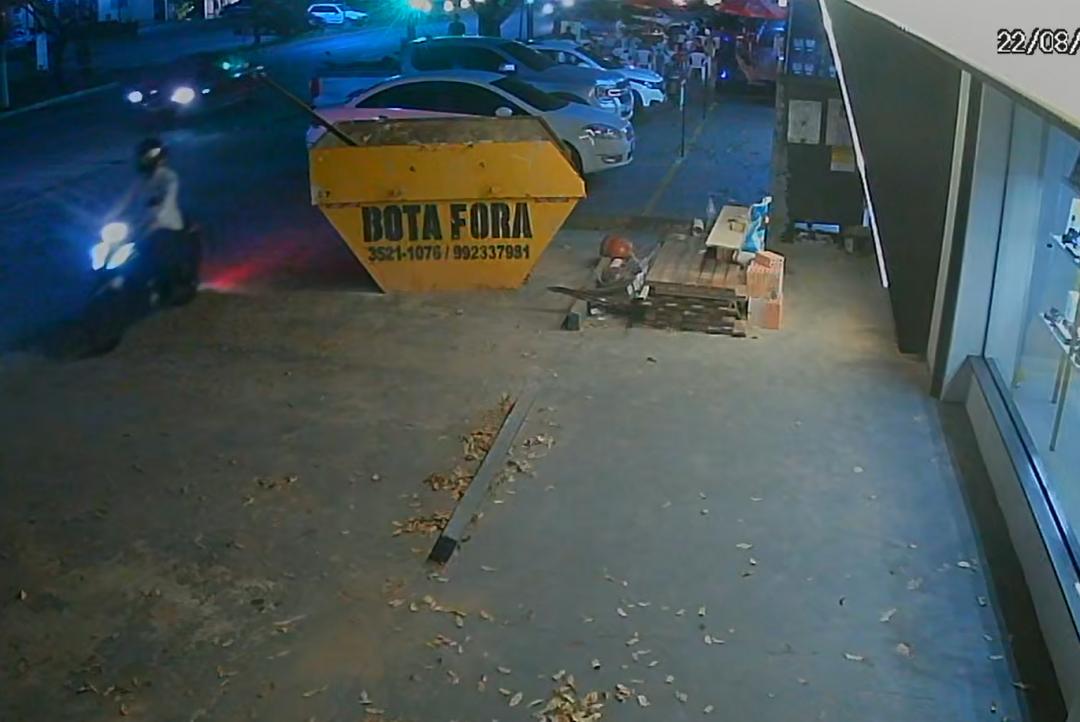 Câmeras registram momento em que moto é levada e dono diz estar com as duas chaves