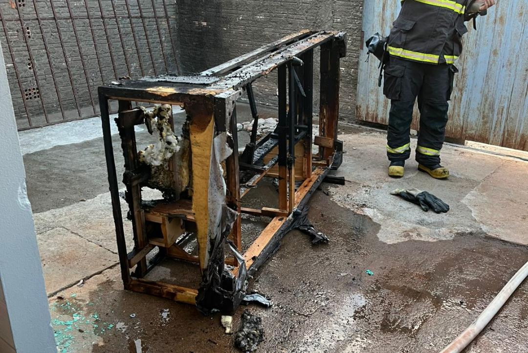 Homem de 59 anos sofre queimaduras ao tentar retirar sofá em chamas durante incêndio em residência