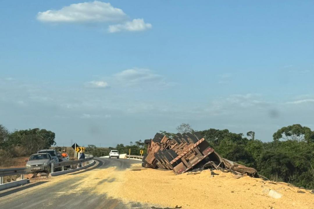 Caminhão carregado com grãos tomba na MT-208 entre Alta Floresta e Nova Monte Verde