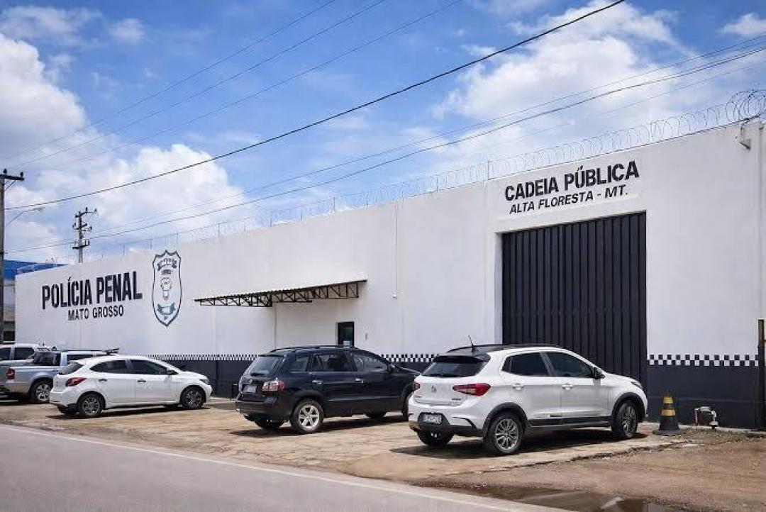Apagão, superlotação e tensão: Cadeia de Alta Floresta registra princípio de rebelião