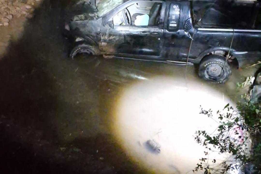 Motorista capota carro dentro de córrego, deixa local e é encontrado ferido em casa em Alta Floresta