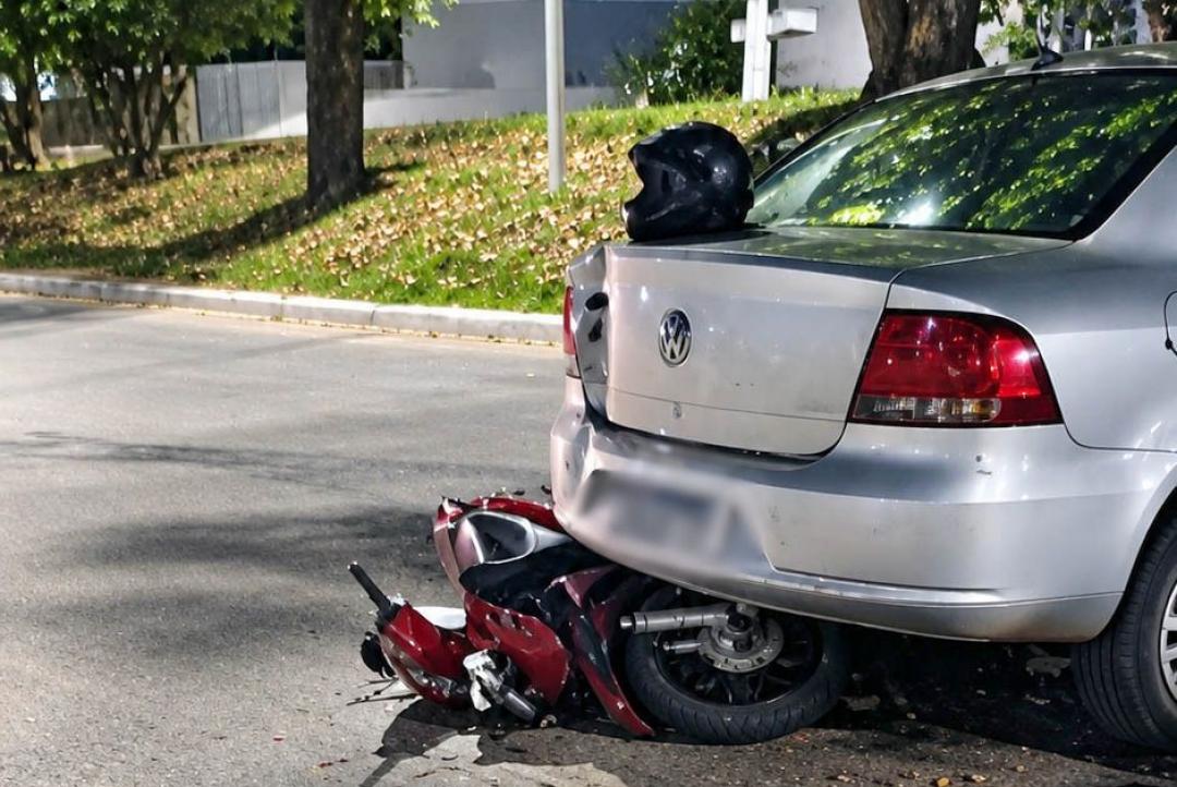 Acidente entre carro e moto deixa dois feridos na Avenida Mato Grosso