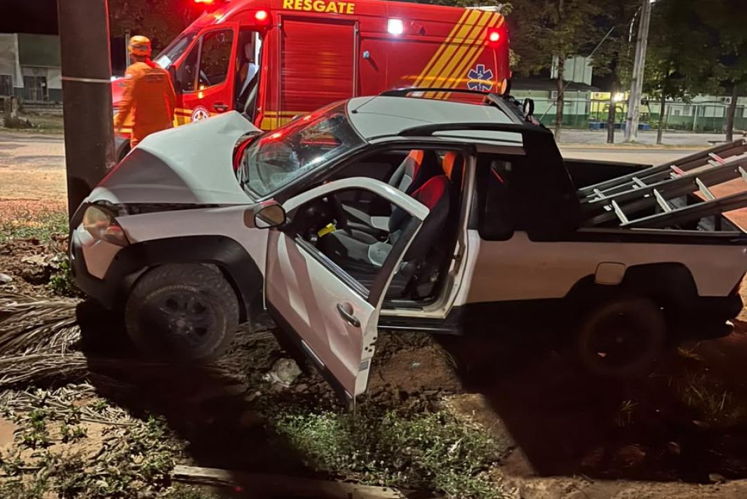 Motorista perde o controle e bate contra poste na MT-208 em Alta Floresta