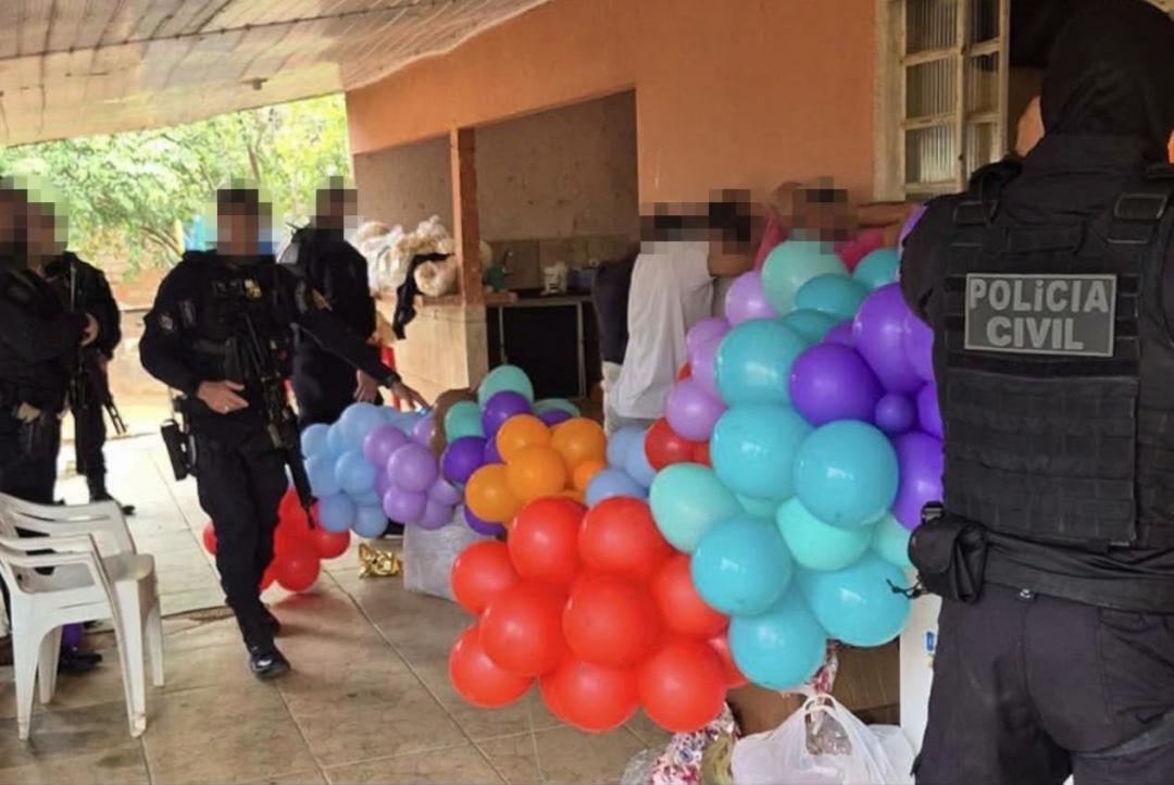 Polícia interrompe preparativos de festa infantil após denúncia envolvendo facção criminosa em MT