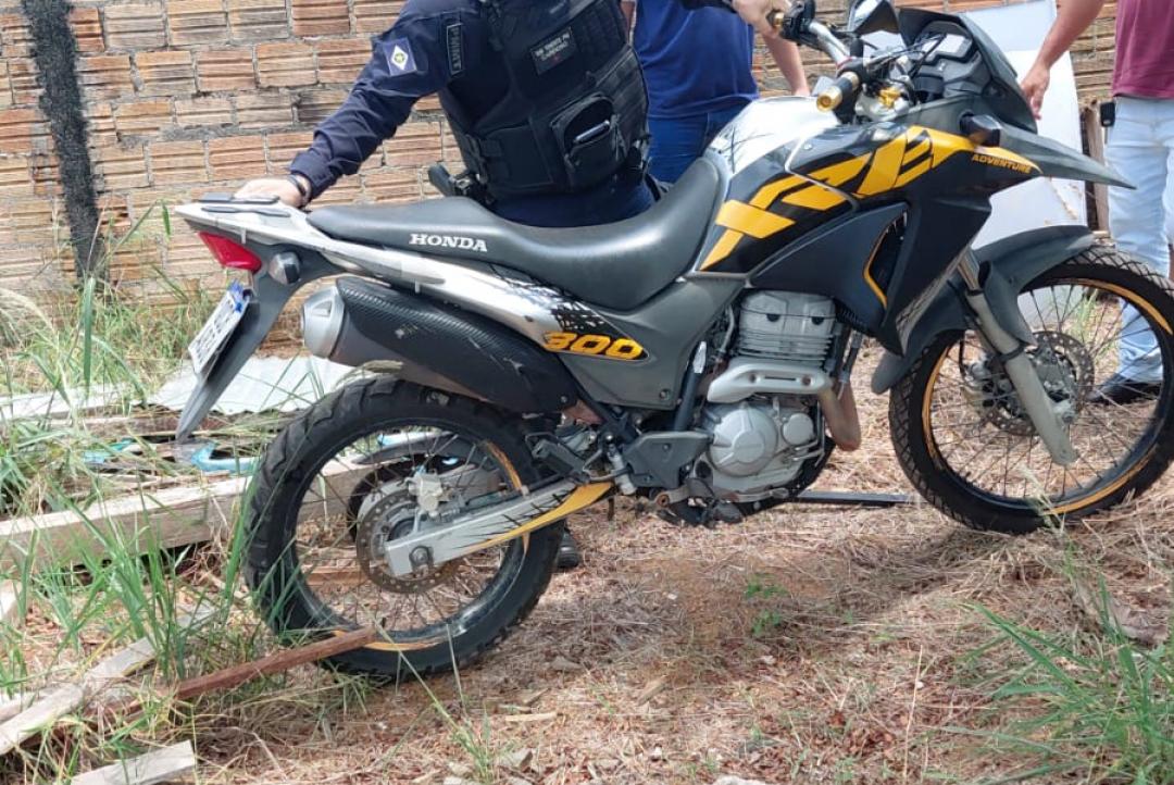PM recupera motocicleta furtada em terreno baldio em Alta Floresta