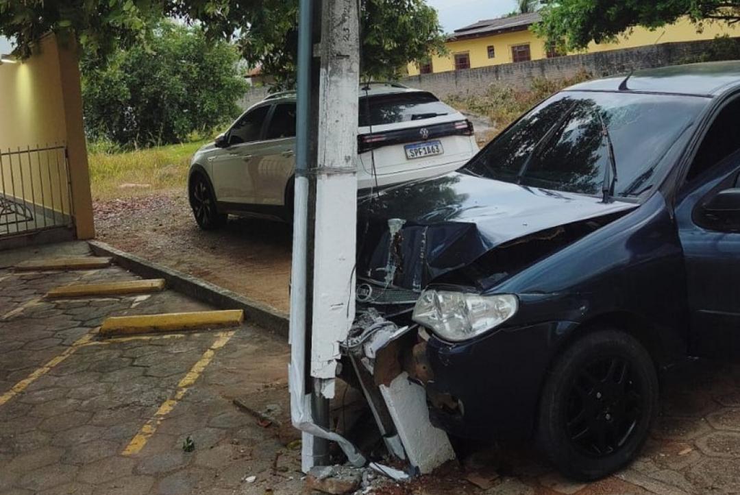 Motorista sofre ferimento na cabeça e tem convulsões após bater carro contra poste em Alta Floresta