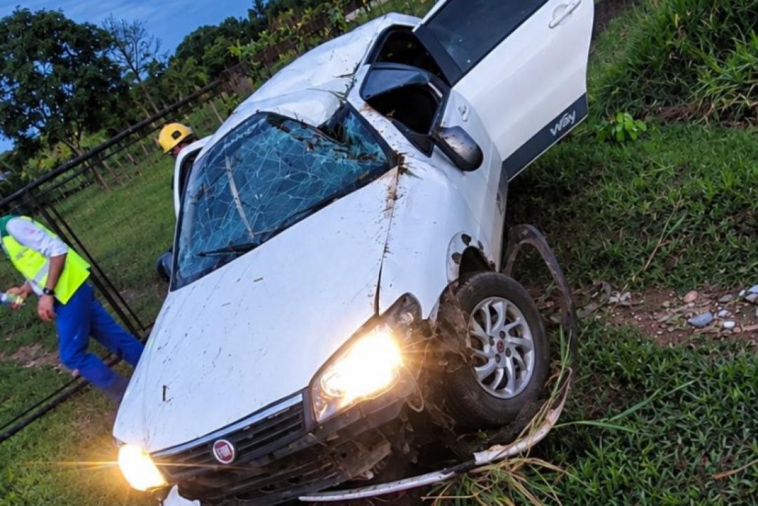 Motorista fica ferido após Fiat Palio sair da pista na MT-208, em Carlinda