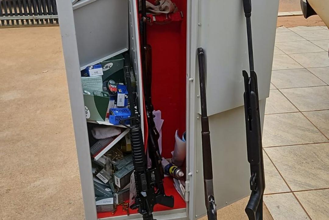  PM prende 4 suspeitos de roubo e sequestro e recupera caminhonete e cofre com armas