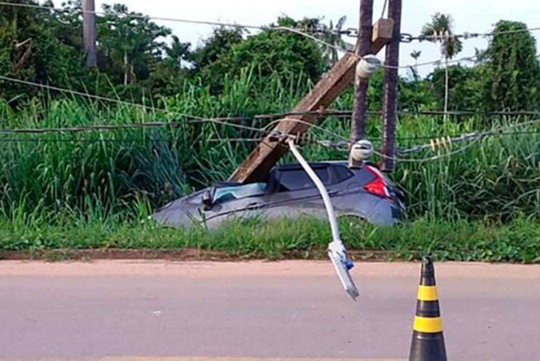 Acidente no Bairro Boa Nova 3: Veículo colide com poste em Alta Floresta