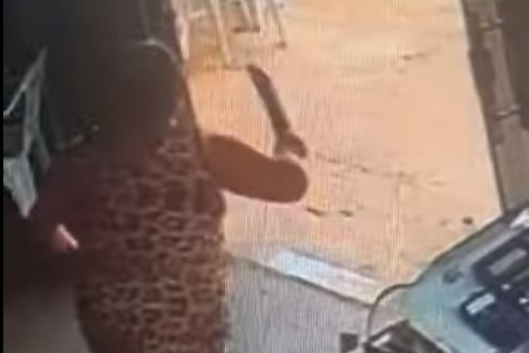 VEJA O VÍDEO: comerciante usa facão e coloca ladrões para correr