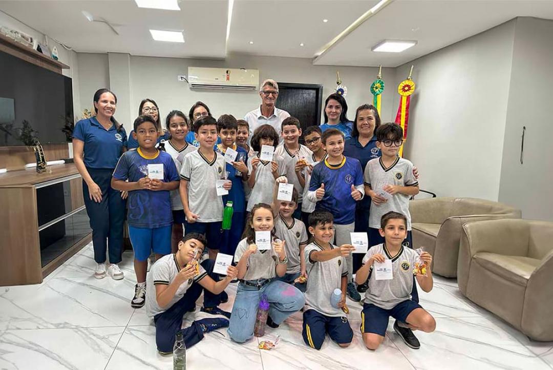 Alunos da Escola Presbiteriana visitam Gabinete e fazem perguntas ao prefeito