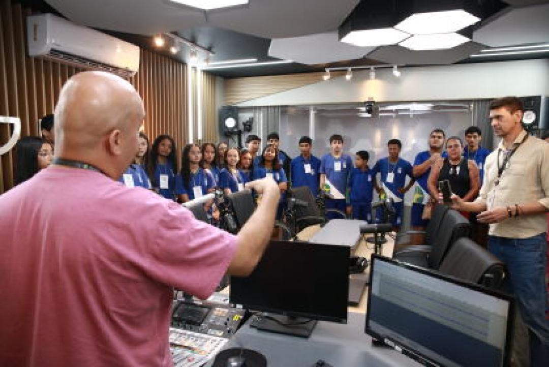 Alunos da Escola Estadual Manoel Gomes visitam ALMT