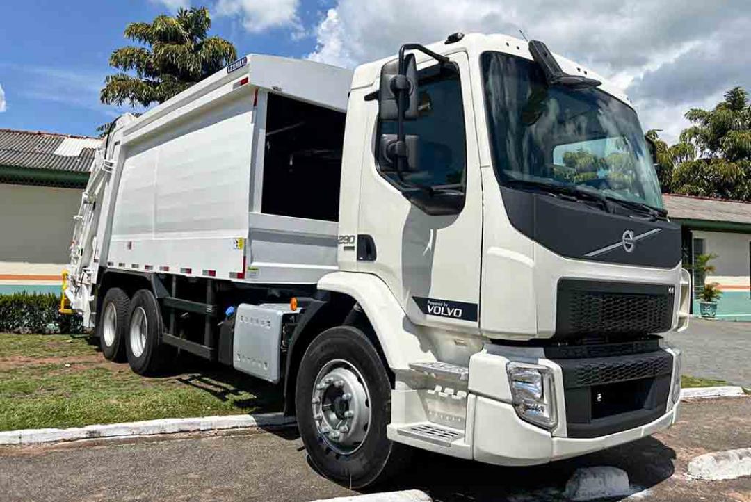 Prefeitura adquire novo caminhão para a coleta de lixo