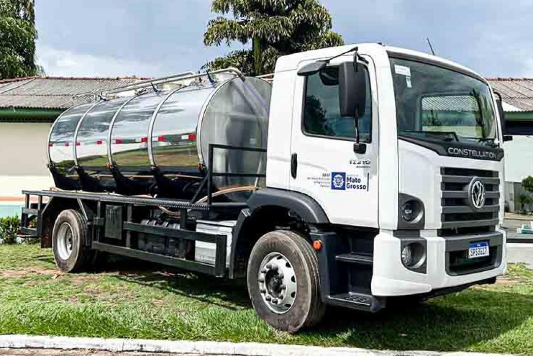 Prefeitura recebe caminhão tanque isotérmico que será repassado em cessão à COMOV