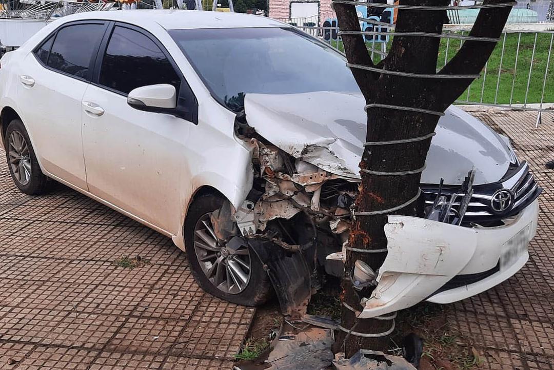 Motorista colide com árvore após ser fechado em avenida de Alta Floresta