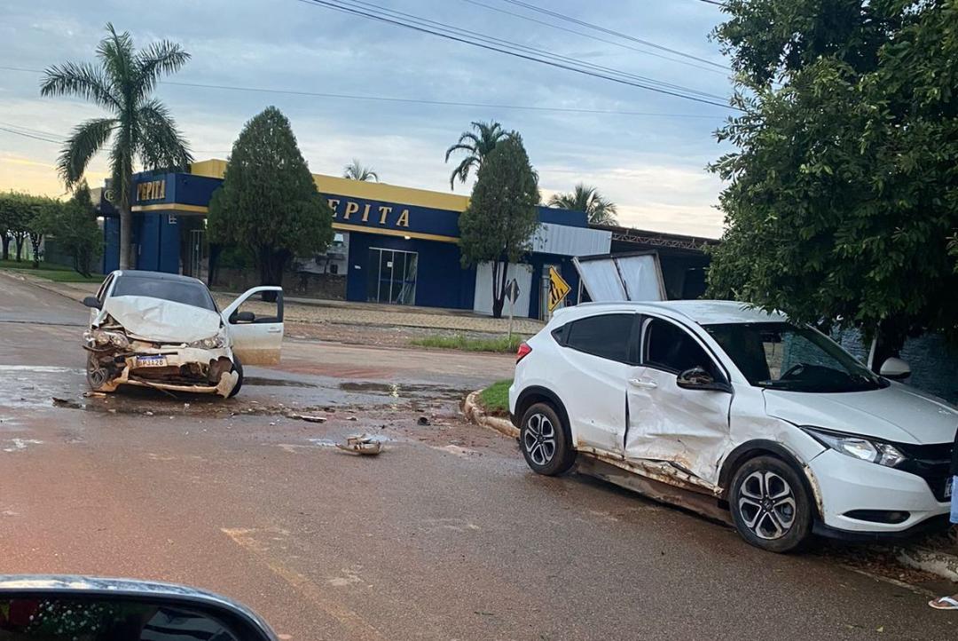 Colisão entre dois veículos é registrada em avenida de Carlinda