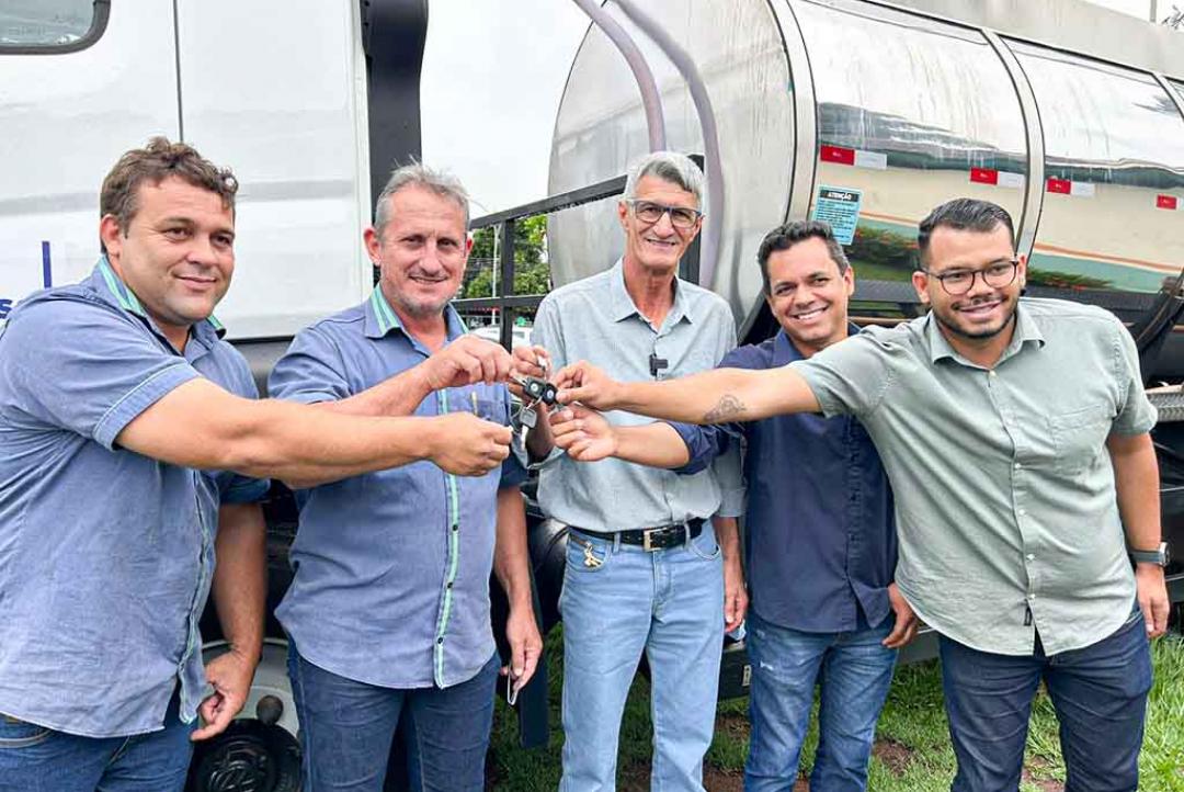 Administração Municipal realiza entrega de caminhão isotérmico para COMOV
