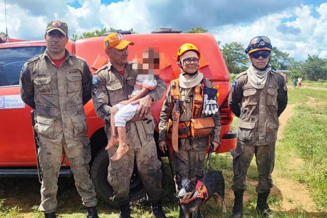 Corpo de Bombeiros localiza menino de 4 anos que estava perdido em mata em Comodoro