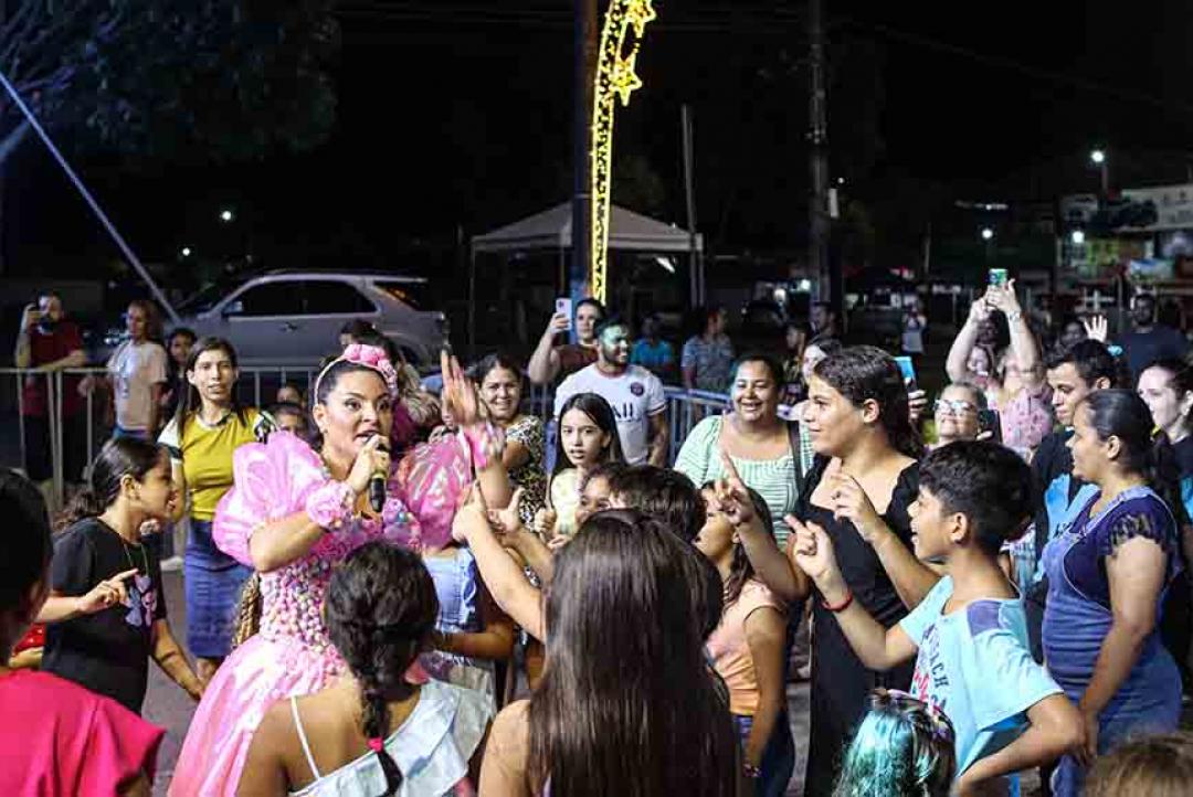 Kira Garcez leva alegria e a palavra do Senhor através da música