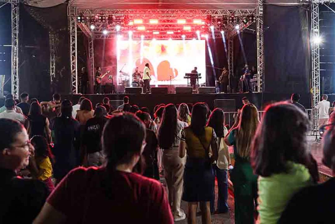Clóvis Pinho encerra primeira noite do Vira Floresta