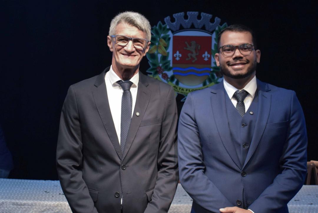 Prefeito Chico Gamba e vice-prefeito Robson Quintino são empossados em cerimônia realizada no Teatro Municipal Agostinho Bizinoto