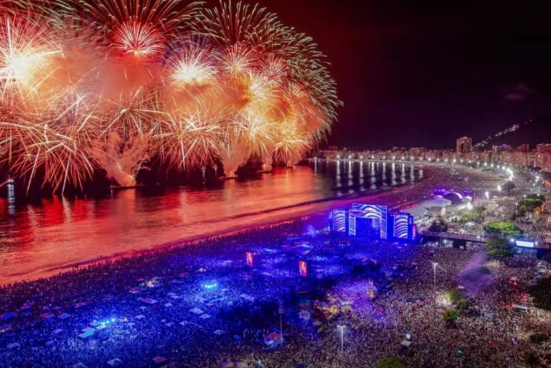 Réveillon no Rio tem mais de 5 milhões de pessoas em várias áreas