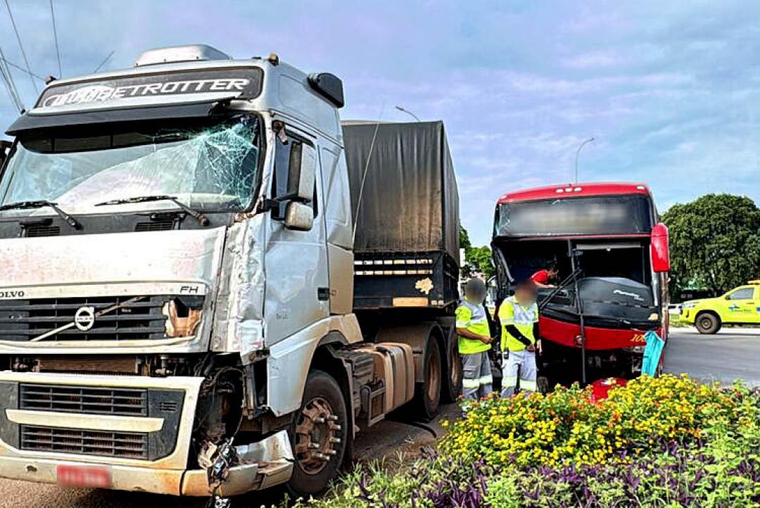 Acidente envolve ônibus e caminhão na BR-163 em Sorriso