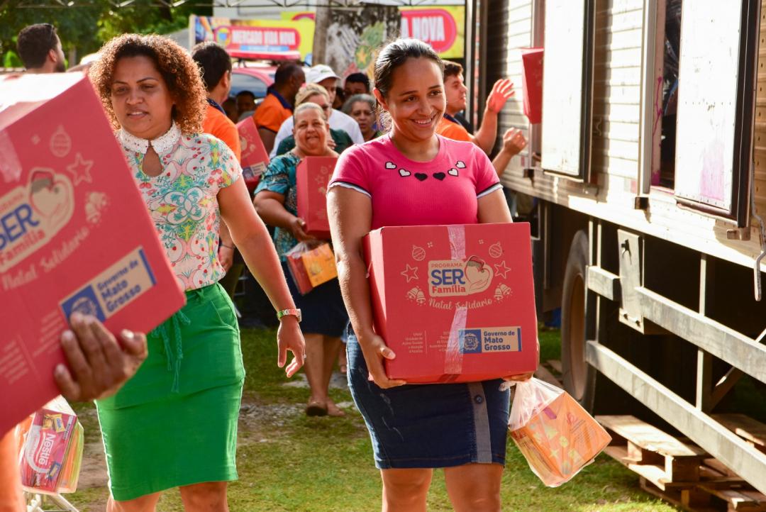 Governo de MT entregou mais de 100 mil cestas natalinas em Mato Grosso em 2024
